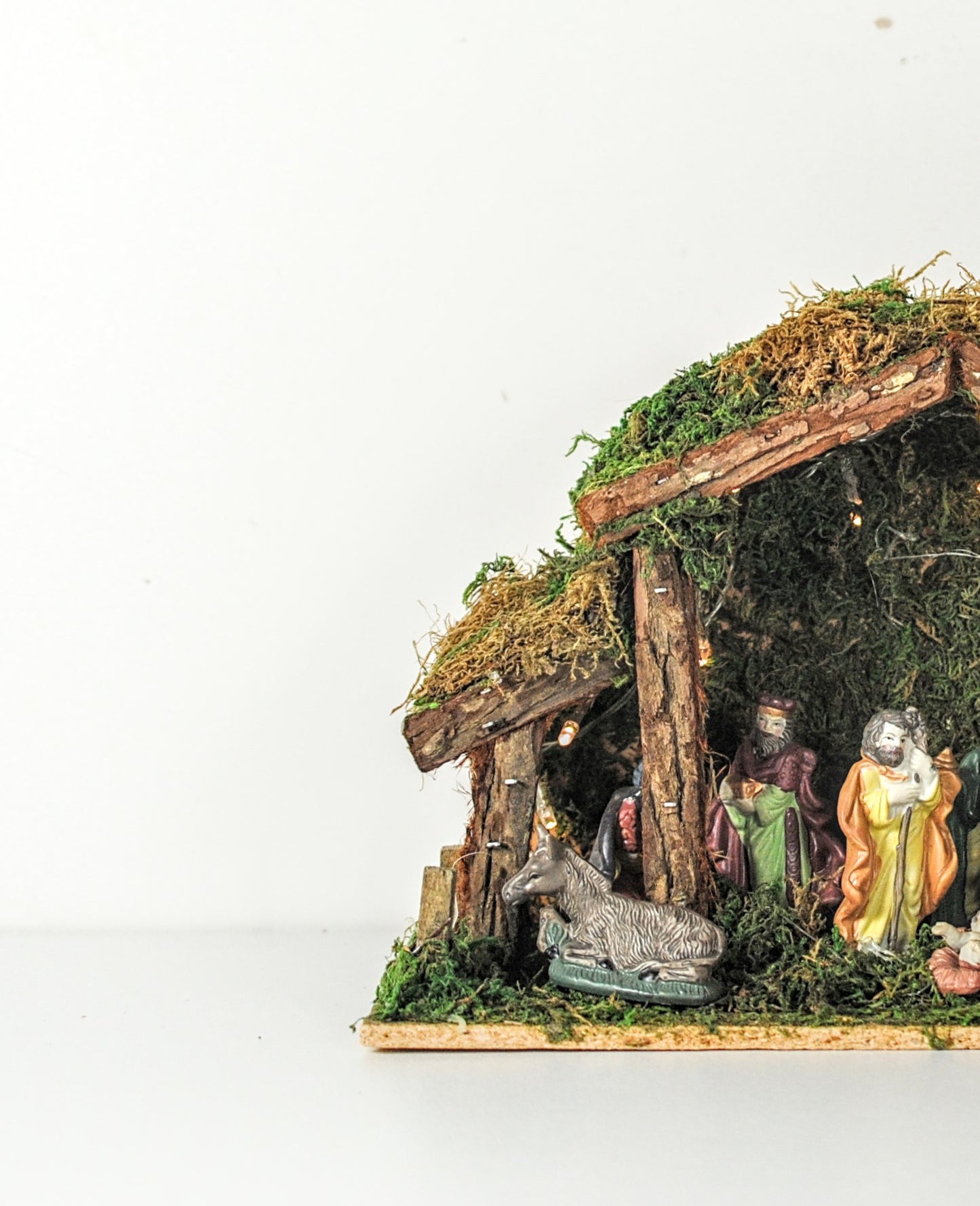 Kerststal met figuren en verlichting