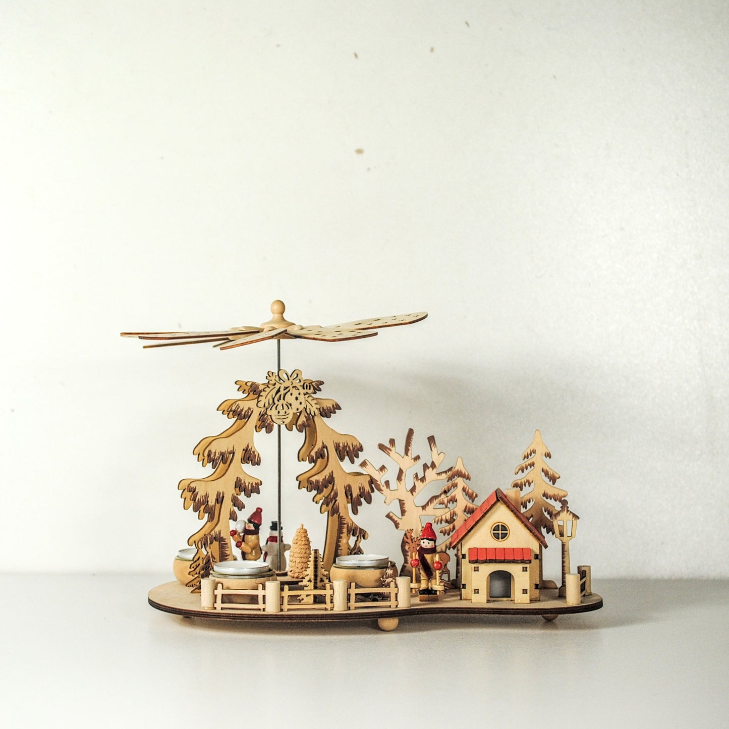 Kerstpiramide met skihut