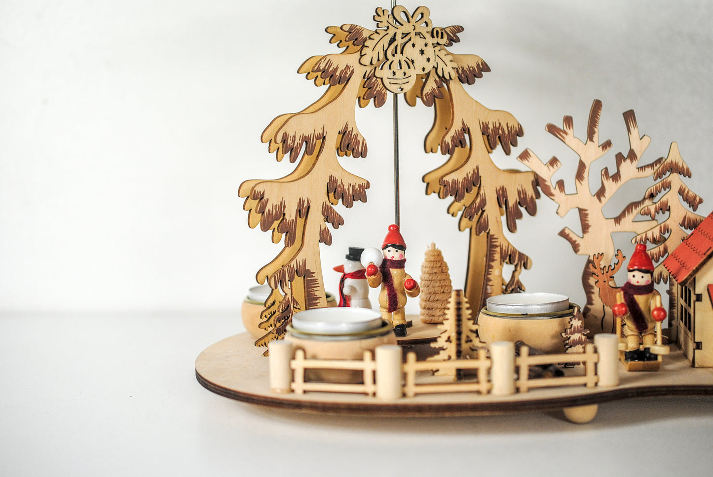 Kerstpiramide met skihut