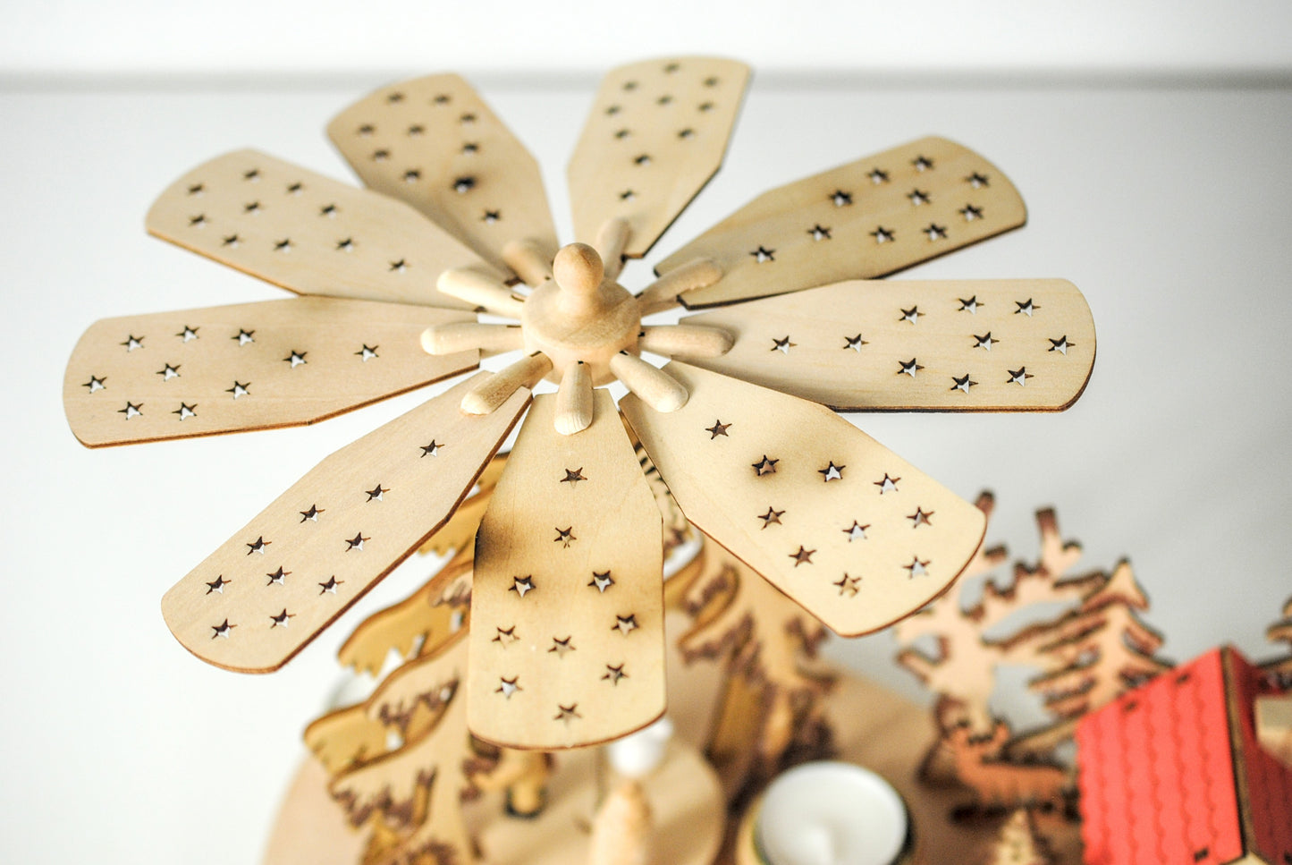 Kerstpiramide met skihut