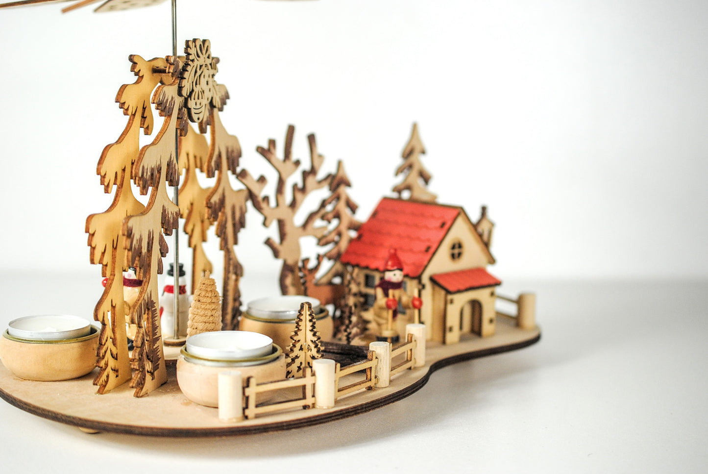 Kerstpiramide met skihut