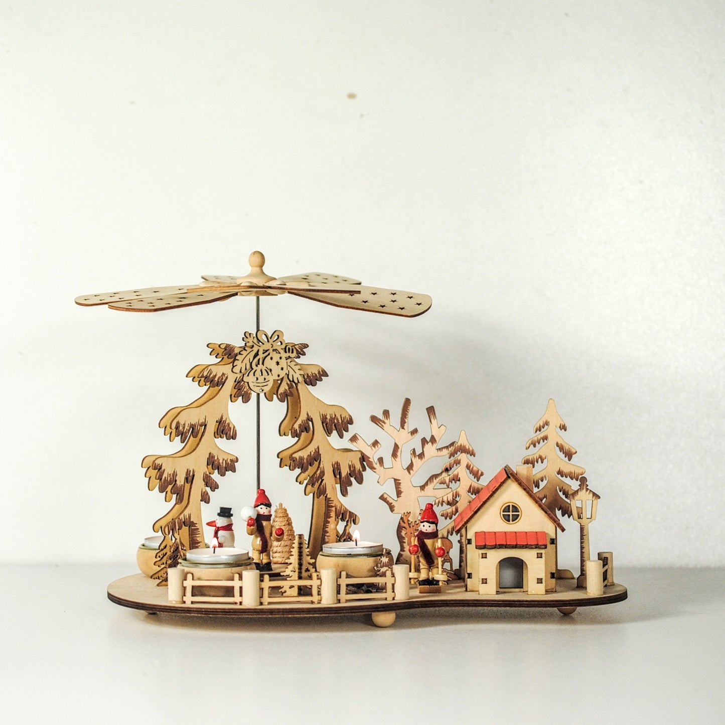 Kerstpiramide met skihut