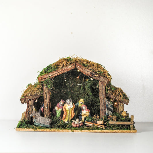 Kerststal met figuren en verlichting