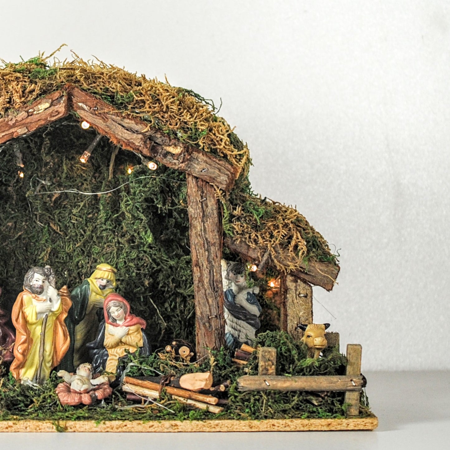 Kerststal met figuren en verlichting