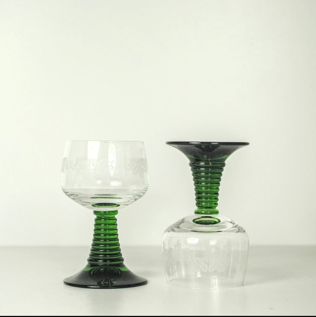 Vintage roemerglazen met reliëf