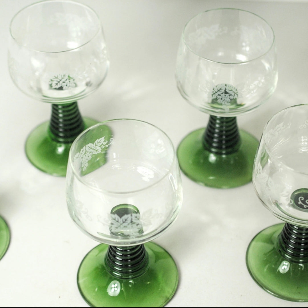 Vintage roemerglazen met reliëf