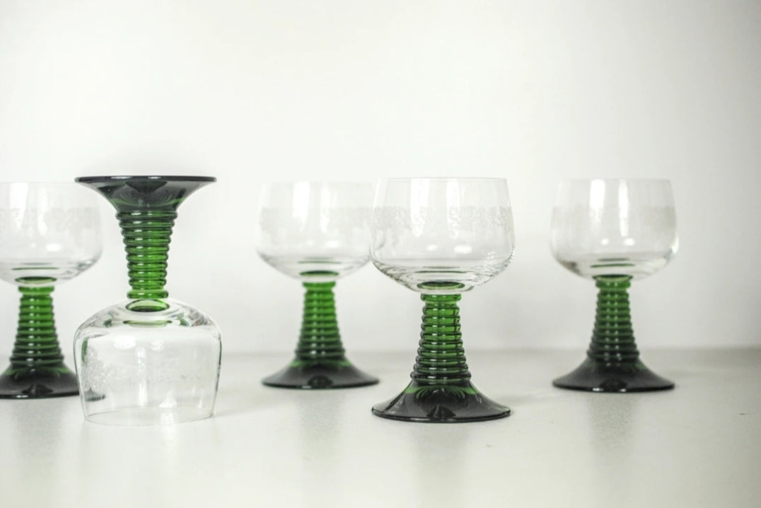 Vintage roemerglazen met reliëf